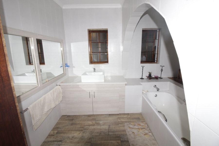 6 Bedroom Property for Sale in Ferreira Town Eastern Cape